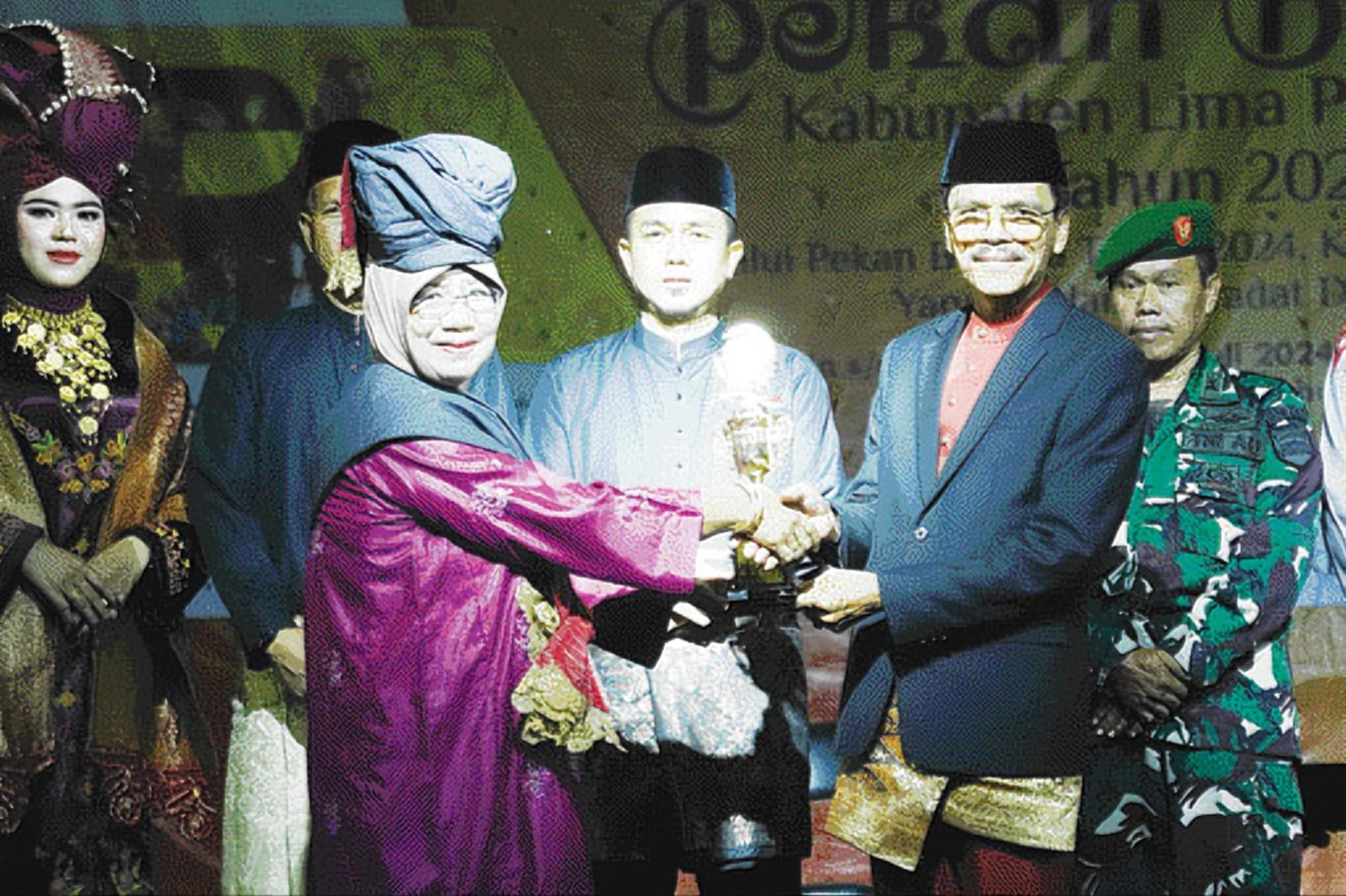 JADI AGENDA: Penyerahan hadiah lomba oleh Bupati Limapuluh Kota, Safaruddin Datuak Bandaro disaksikan Ketua DPRD Limapuluh Kota, Deni Asra Kepada pemenang. (PEMKAB LIMAPULUH KOTA UNTUK PADEK)