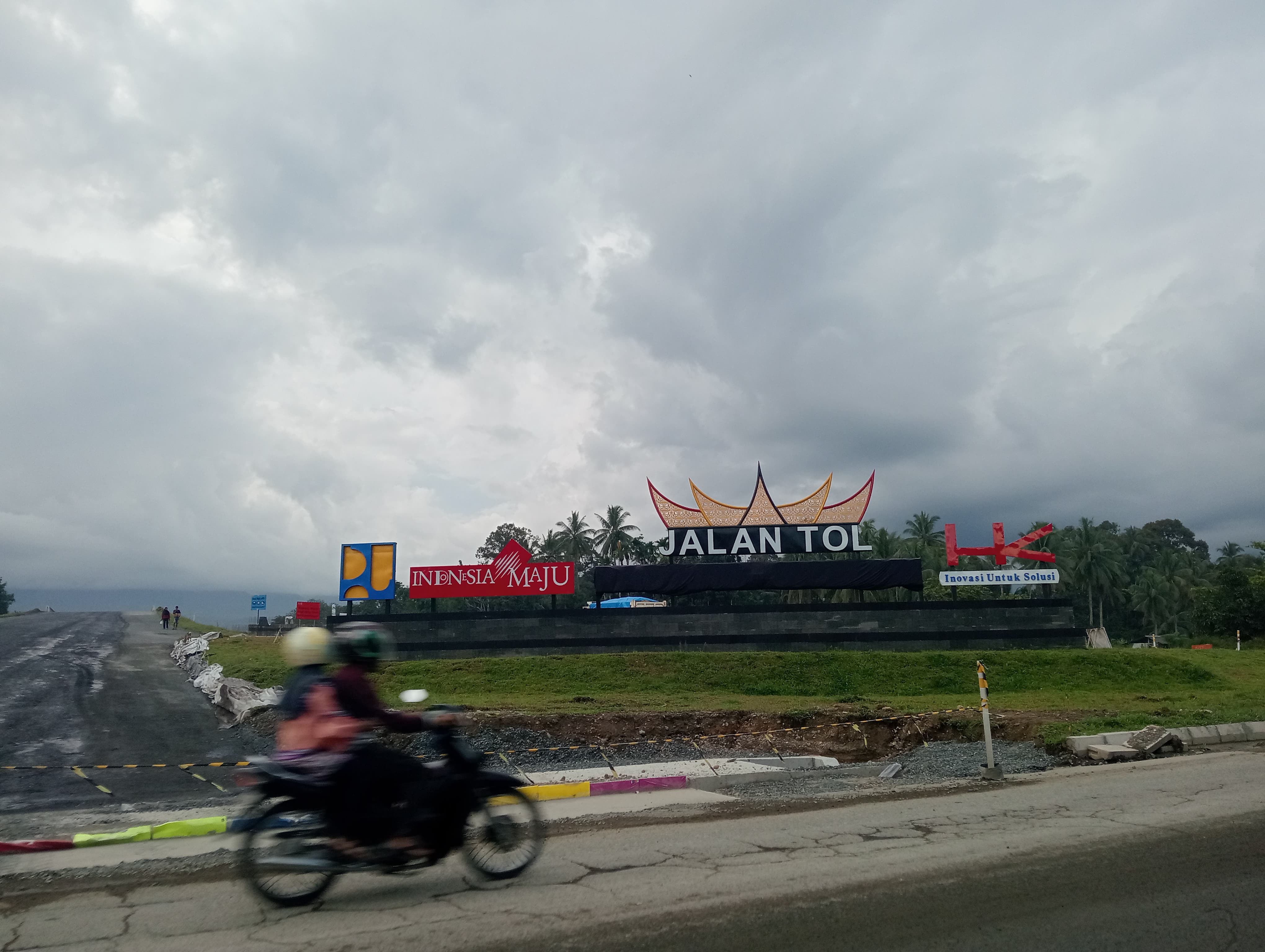 PERMINTAAN MASYARAKAT: Nama Padang-Sicincin yang terdapat pada gerbang tol di Nagari Kapalohilalang, Kecamatan 2x11 Kayutanam tampak ditutupi kain hitam, kemarin.(Aris/Padek)