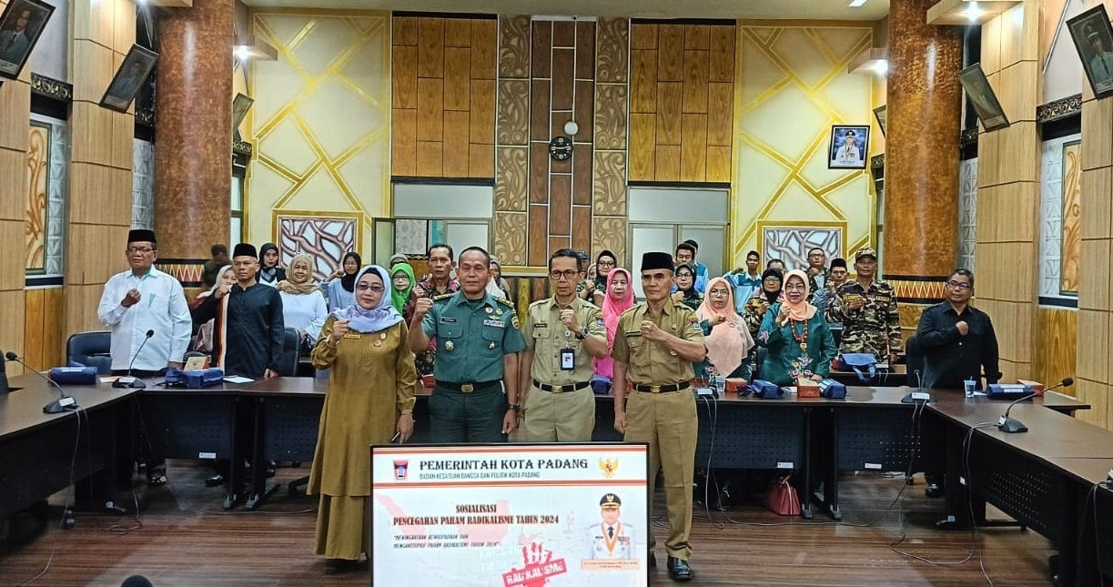 Asisten Pemerintahan dan Kesra Setko Padang Edi Hasymi bersama peserta usai membuka Sosialisasi Pencegahan Paham Radikalisme Tahun 2024, Selasa (9/7). (DOK PRIBADI)