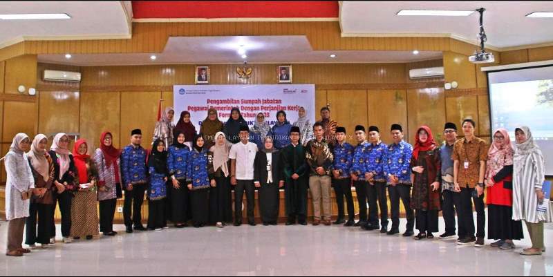 Foto Bersama Pimpinan, Karyawan dan PPPK LLDikti Wilayah X. (Foto Humas LLDIKTI X untuk Padang Ekspres)