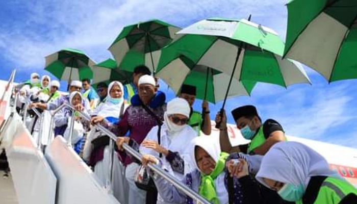 Jamaah Haji Kota Pariaman mendarat di Bandara Interrnasional Minangkabau (BIM) dengan selamat.
