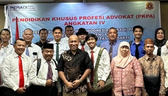 Foto bersama Narasumber dengan peserta Pendidikan Khusus Profesi Advokad Angkatan IV di Hotel Rangkayo Basa Padang (9/7/2024).