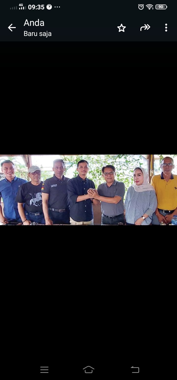 SATU TUJUAN: John Kenedy Azis saat salam komando dengan Rahmat Hidayat sebagai simbol kesepakatan untuk berdampingan di Pilkada Padangpariaman 2024.(TIM JKA)