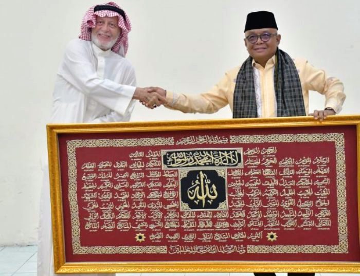 Sekretaris Kabupaten Agam Edi Busti menerima kaligrafi dari cucu perempuan tertua Syekh Ahmad Khatib Al Minangkabawi, Prof Dr Muhammad Fida Bahjat, di Mess Pemkab Agam.
