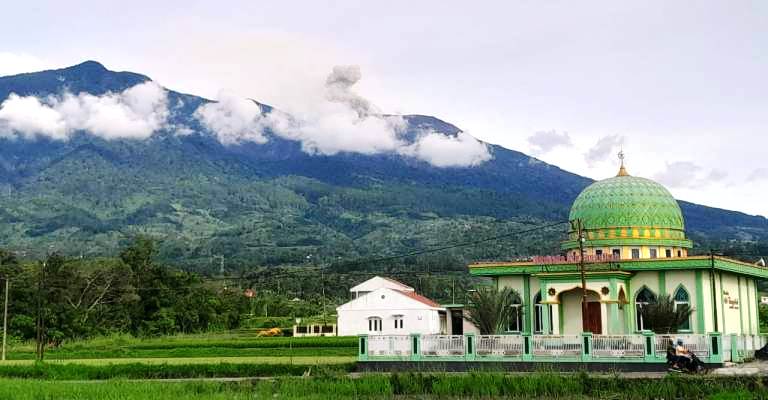 Di Musala Ath Thayyibah Cangkiang ini salah satu lokasi pemasangan sirine tanda bahaya erupsi Gunung Marapi.