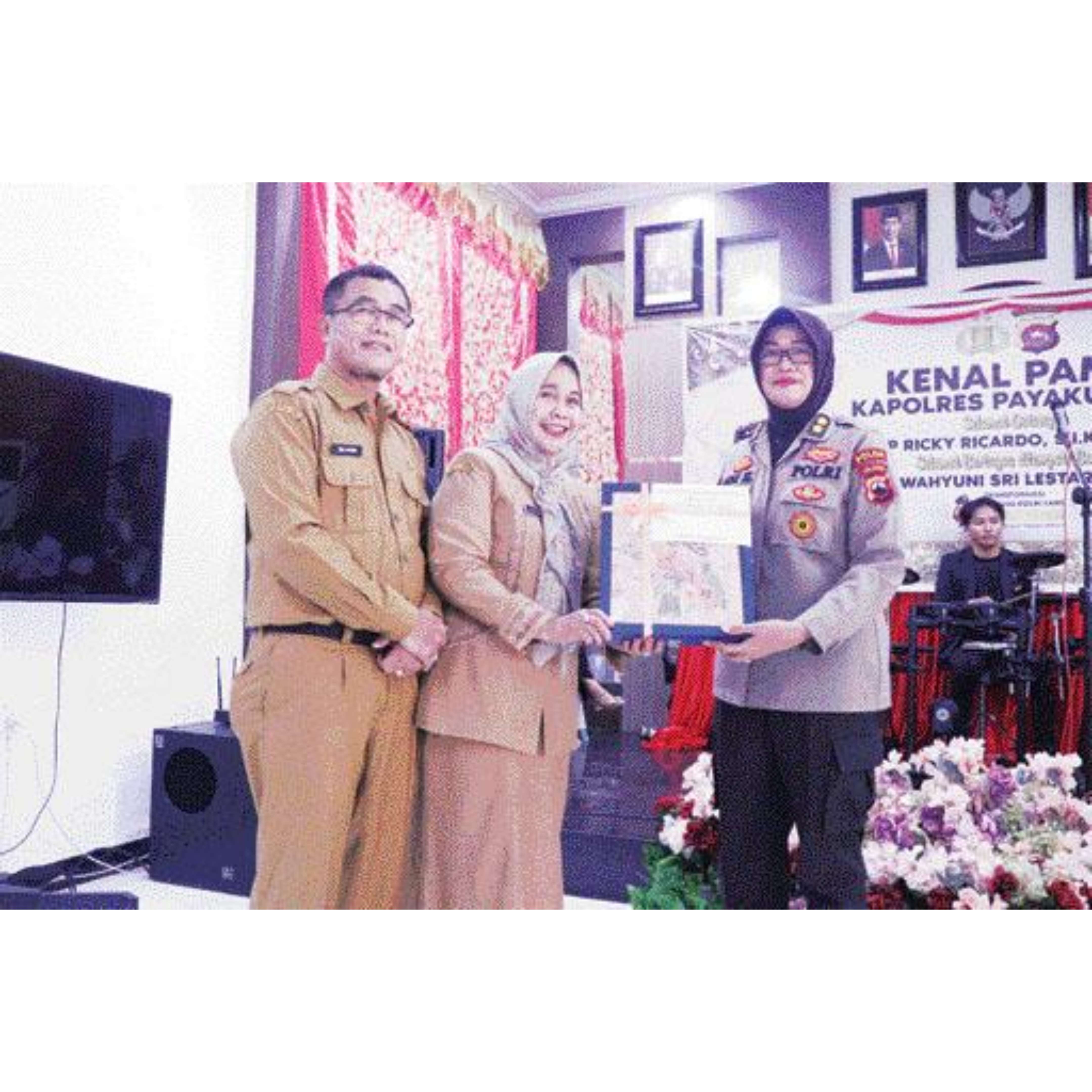 HARMONIS: Sekko Payakumbuh, Rida Ananda bersama Pj Ketua TP-PKK Chece Rida dan mantan Kapolres Payakumbuh, AKBP Wahyuni Sri Lestari saat pisah sambut Kapolres Payakumbuh.(PEMKO PAYAKUMBUH UNTUK PADEK)