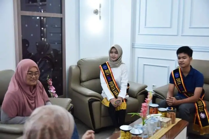 TALENTA: Pelepasan Duta Genre Kota Sawahlunto 2024 Noval Fadlul dan Diarra Ufaira untuk mengikuti pemilihan Duta Genre tingkat provinsi di Kantor Balaikota, kemarin.(PEMKO SAWAHLUNTO FOR PADEK)