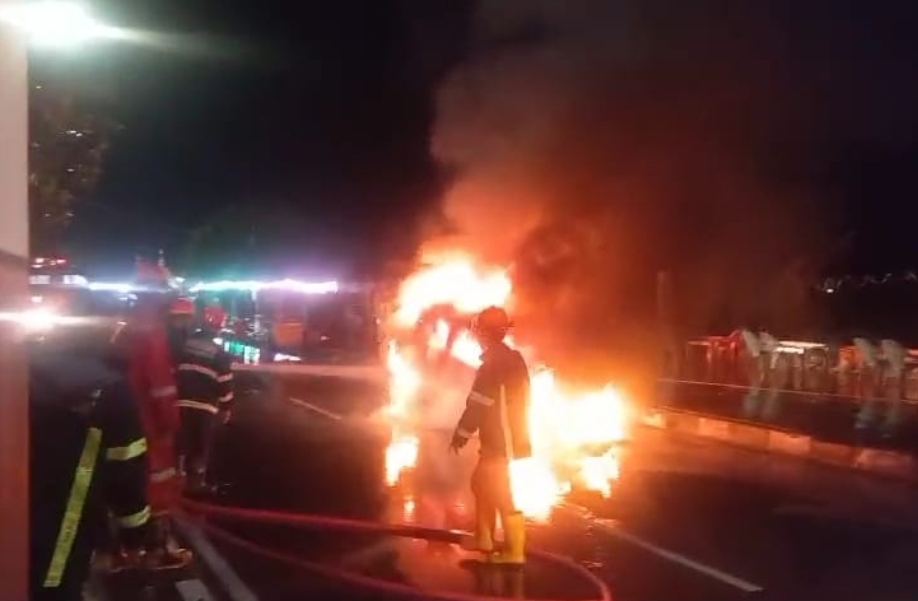 Petugas Damkar Padang berupaya memadamkan api yang membakar satu mobil di kawasan objek wisata Pantai Padang, Selasa malam (9/7/2024). (Foto: Damkar)
