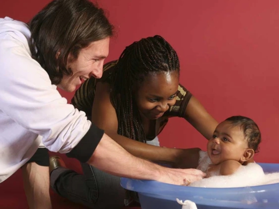Foto Lionel Messi bersama bayi laki-laki yang dipotret fotografer Joan Monfort pada September 2007 untuk kalender amal kembali menjadi viral. (Foto: Joan Monfort /AP)