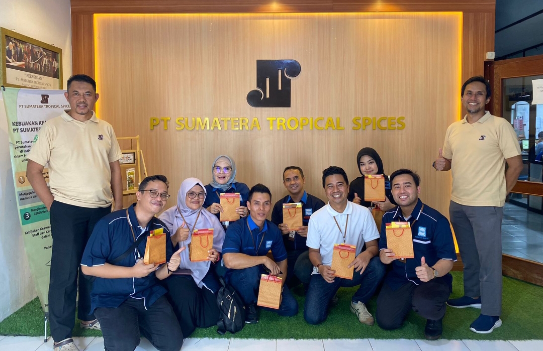 Rombongan DPP Apindo Sumbar ke PT Sumatera Tropical Spice (STS), Padangpariaman, Rabu (10/7/2024). (Foto: Mhd Nazir Fahmi)