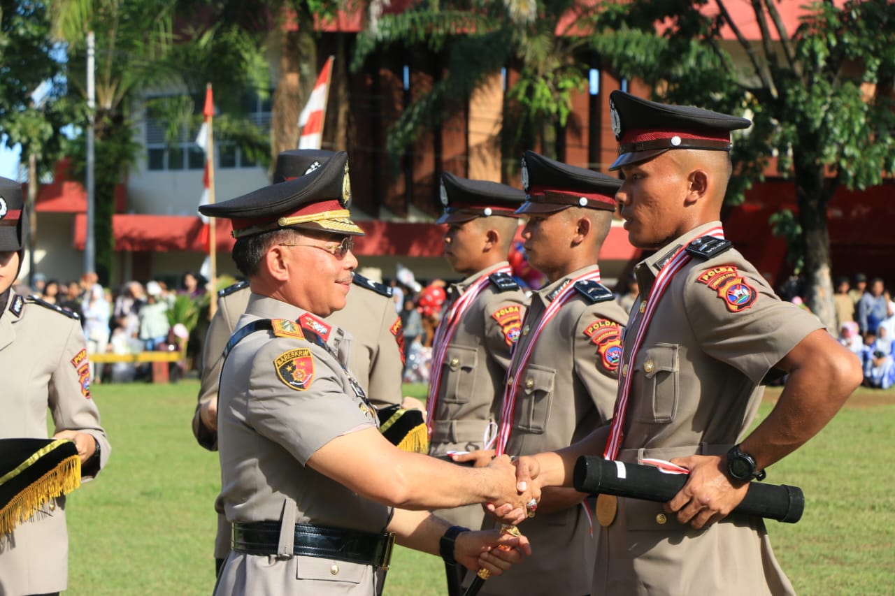 Kapolda Sumbar Irjen Pol Suharyono melantik 229 Bintara Polri gelombang I TA 2024 di SPN Polda Sumbar, kemarin. (HUMAS POLDA SUMBAR)