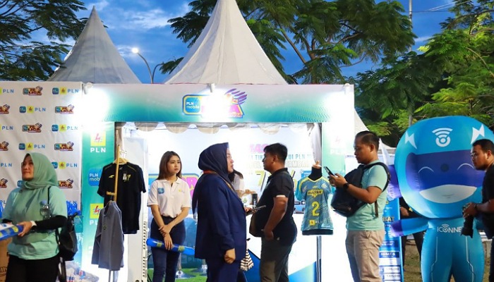 Booth PLN pada gelaran PLN Mobile Proliga 2024 untuk melakukan penukaran tiket bagi penonton yang membeli melalui aplikasi PLN Mobile.