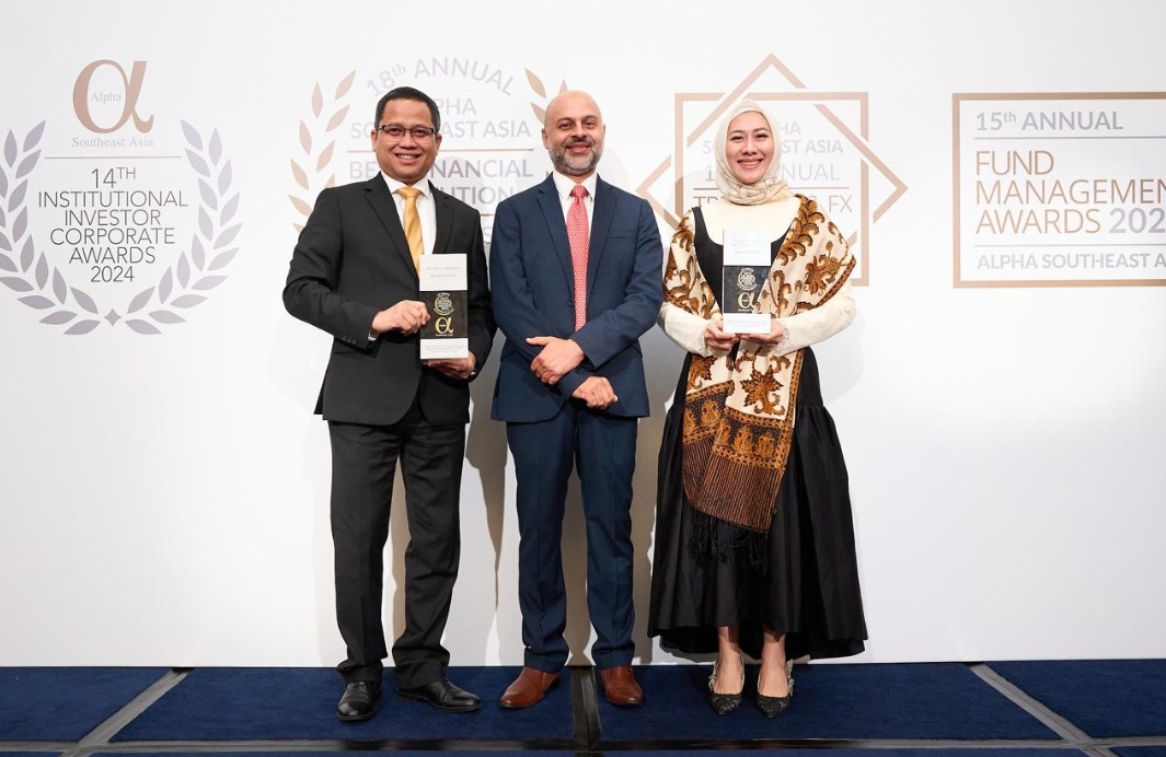 SVP Corporate Secretary & Communication BSI Wisnu Sunandar (kiri) dan SVP Wealth Management BSI Asri Natanegeri (kanan) saat menerima penghargaan.(Foto: Corcom)