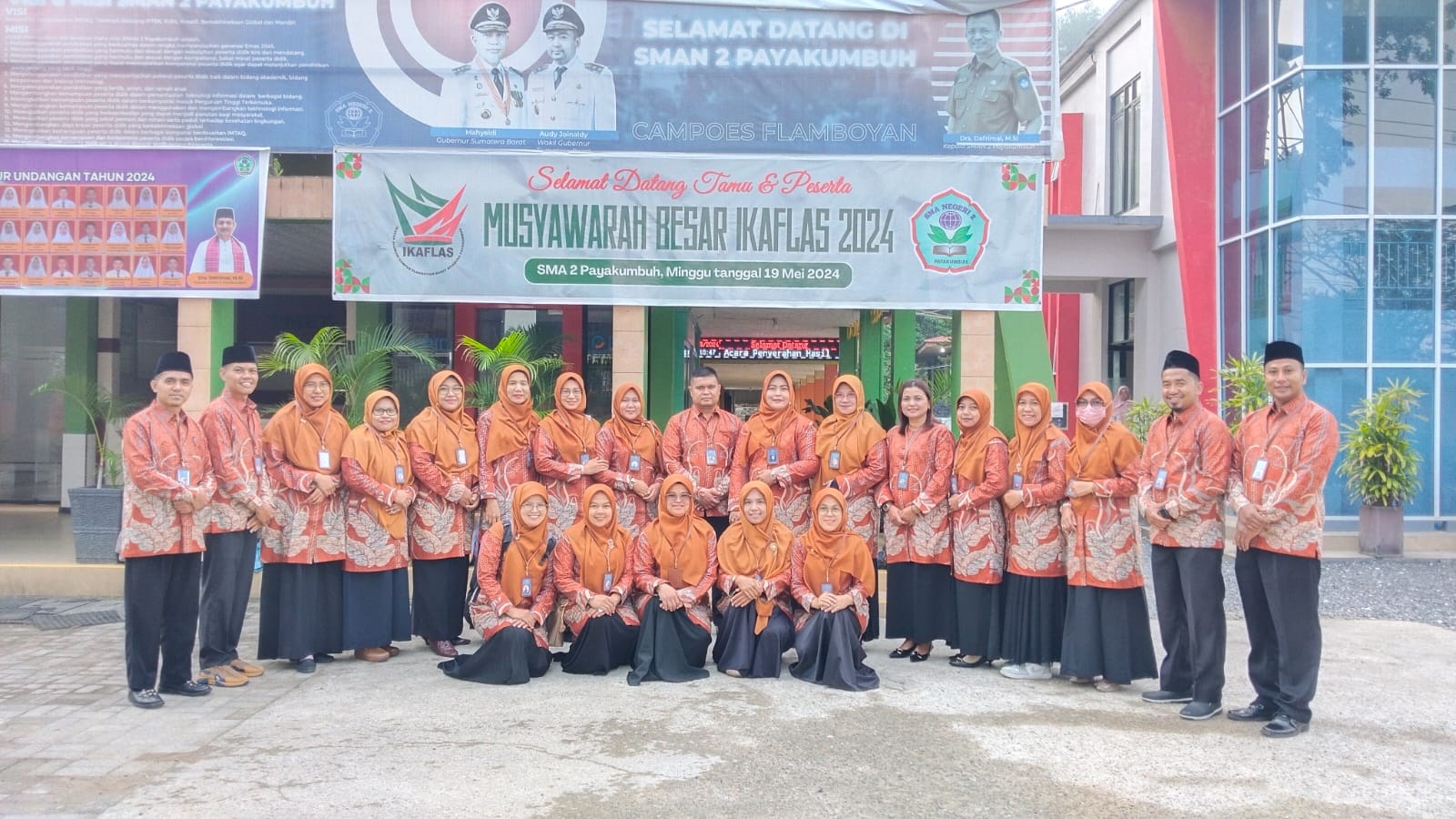 AKRAB: Para guru SMP IT ICBS Payakumbuh terlihat akrab usai melakukan kegiatan lokakarya. (TIM LAMAN GURU)