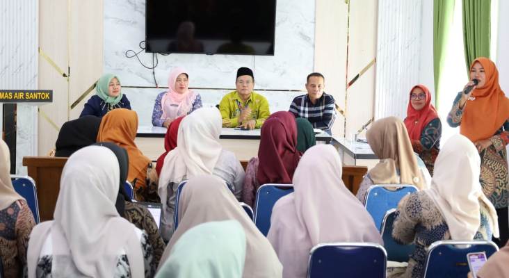 Puskesmas Air Santok memiliki inovasi Implementasi Layanan Kesehatan Primer (ILP) yakni berorientasi kepada pelayanan siklus kehidupan mulai dari bayi, balita sampai lansia.
