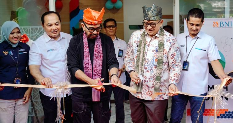Peresmian Rumah BUMN Padang oleh Staf Khusus III Menteri BUMN Arya Sinulingga, didampingi Khairul Salam, Pj Wako Padang Andree Algamar, Kamis (11/7/2024).