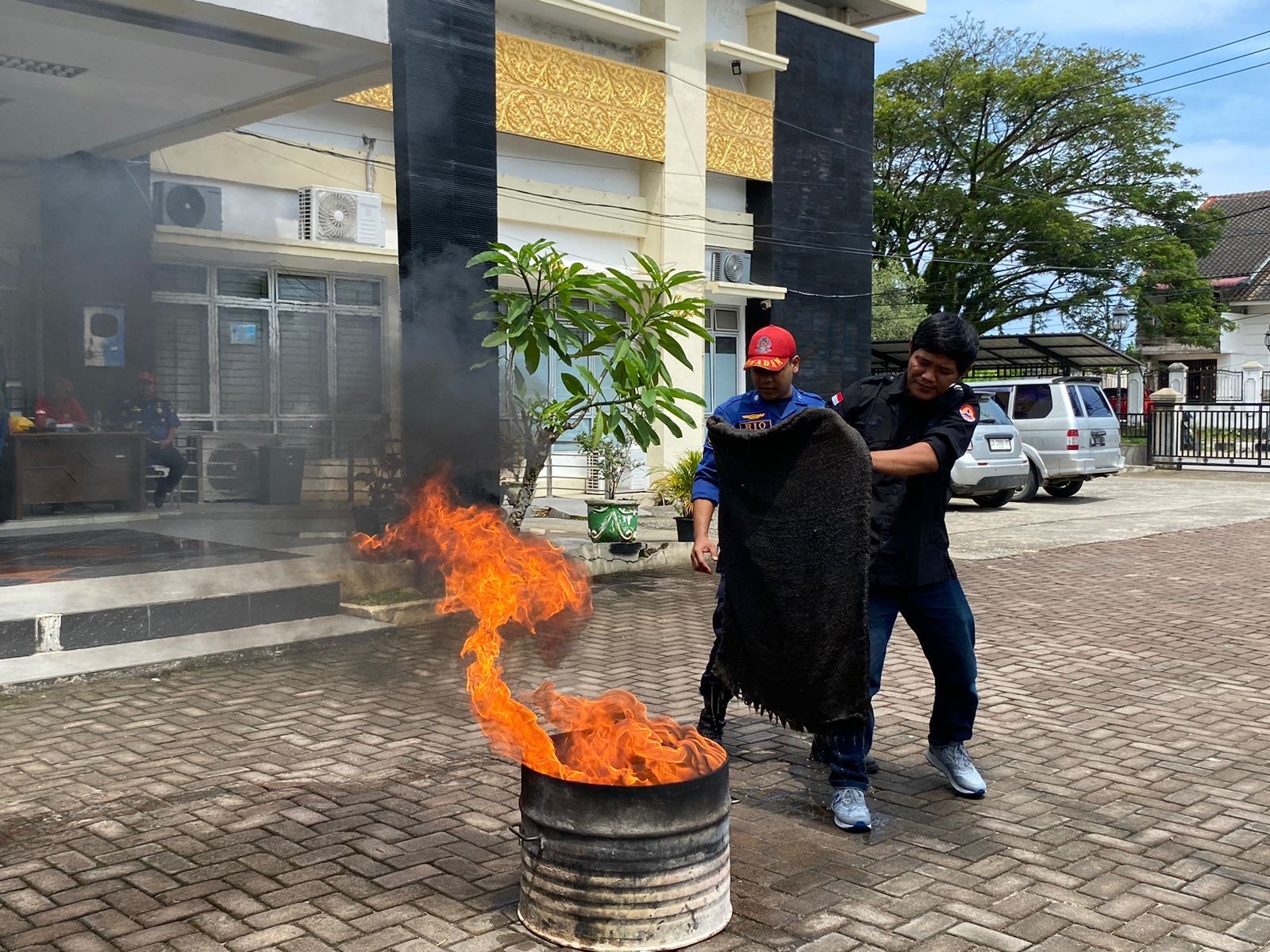 Petugas Dinas Damkar Padang memberikan edukasi kepada peserta sosialisasi tentang penanganan kebakaran menggunakan karung goni basah di Kantor Camat Padang Utara, beberapa waktu lalu. (SHYNTIA/PADEK)