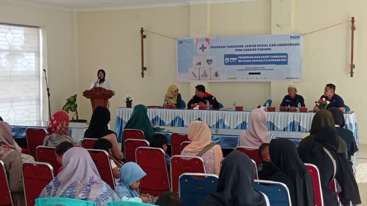 Wakil Pemimpin PNM Cabang Padang Nunung Hidayati saat memberikan kata sambutan di kegiatan Pemberian Makanan Tambahan untuk ibu hamil dan balita di Banuhampu Agam, Jumat (12/7). (PNM FOR PADEK)