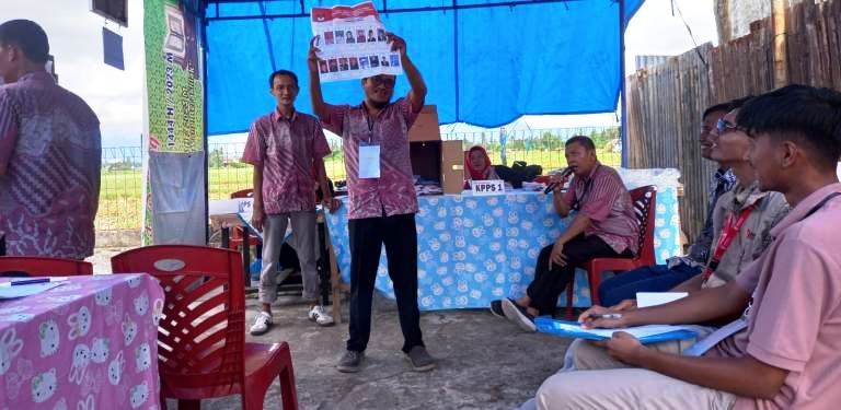Penghitungan suara pada PSU DPD RI Sumbar di TPS 10 Kelurahan Surau Gadang, Kecamatan Nanggalo, Padang.