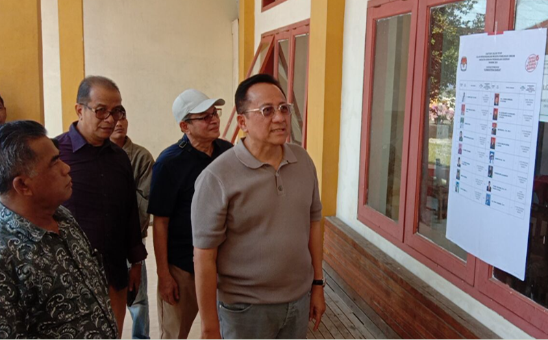 Calon Anggota DPD RI Irman Gusman saat meninjau sejumlah TPS di Padang, kemarin. (Foto: IG Center)