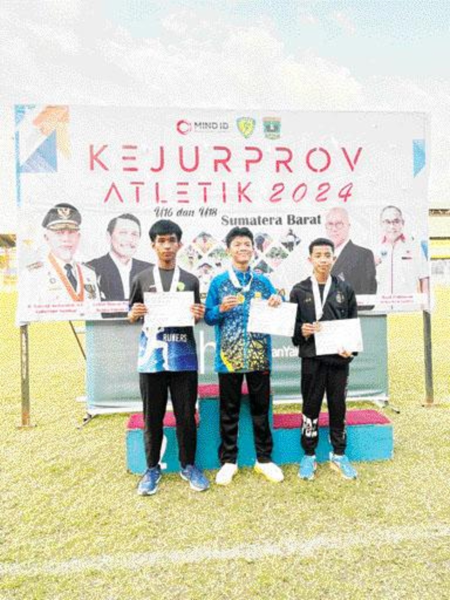 PRESTASI: Muhammad Fakhril Hanif (kiri) memperlihatkan penghargaan atas prestasinya di Kejuaraan Provinsi (Kejurprov) Atletik Sumatera Barat 2024 di Universitas Negeri Padang. (DOK PRIBADI)
