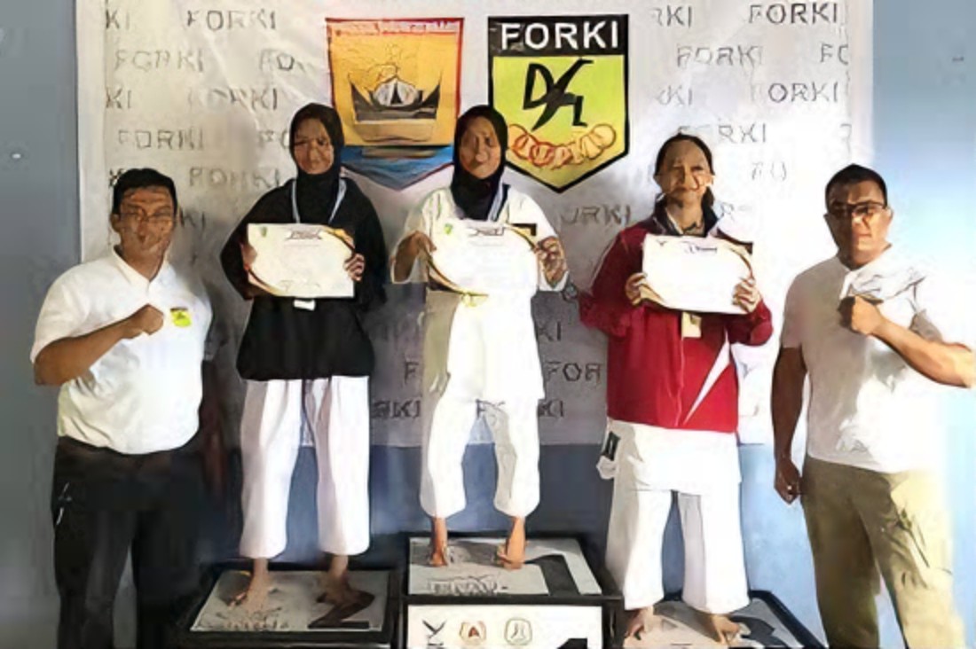 TERBAIK: Para pemenang Kejuaraan Karate Kota (Kejurkot) Pariaman foto bersama, kemarin. (DOK FORKI PARIAMAN)