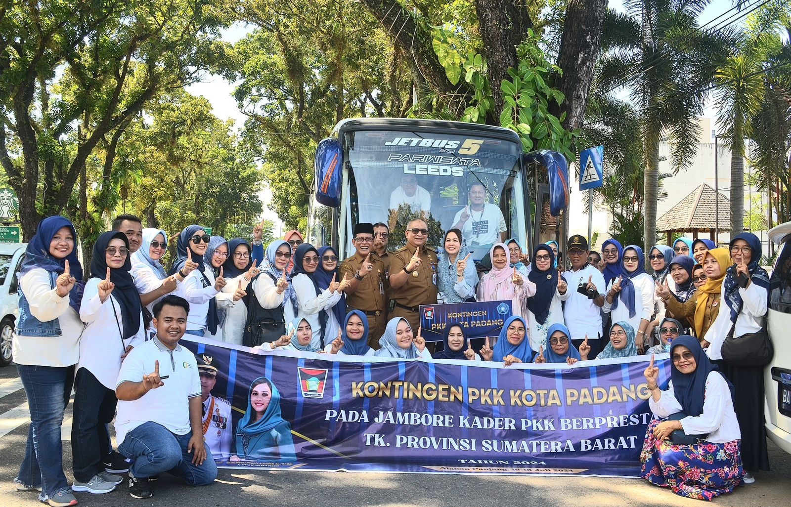 Pj Wako Padang Andree Algamar didampingi Pj Ketua TP PKK Vanny Andree Algamar melepas kontingen Kota Padang mengikuti Jambore Kader PKK Berprestasi Tingkat Sumbar, Senin (15/7). (DOK PROKOPIM PADANG)