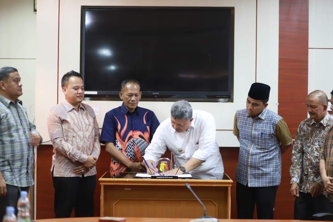 KERJA SAMA: Wako Solok, Zul Elfian Umar, didampingi Wawako Solok, disaksikan pimpinan DPRD Kota Solok, menandatangani pernyataan bersama PPDB Tahun 2024.(PEMKO SOLOK FOR PADEK)