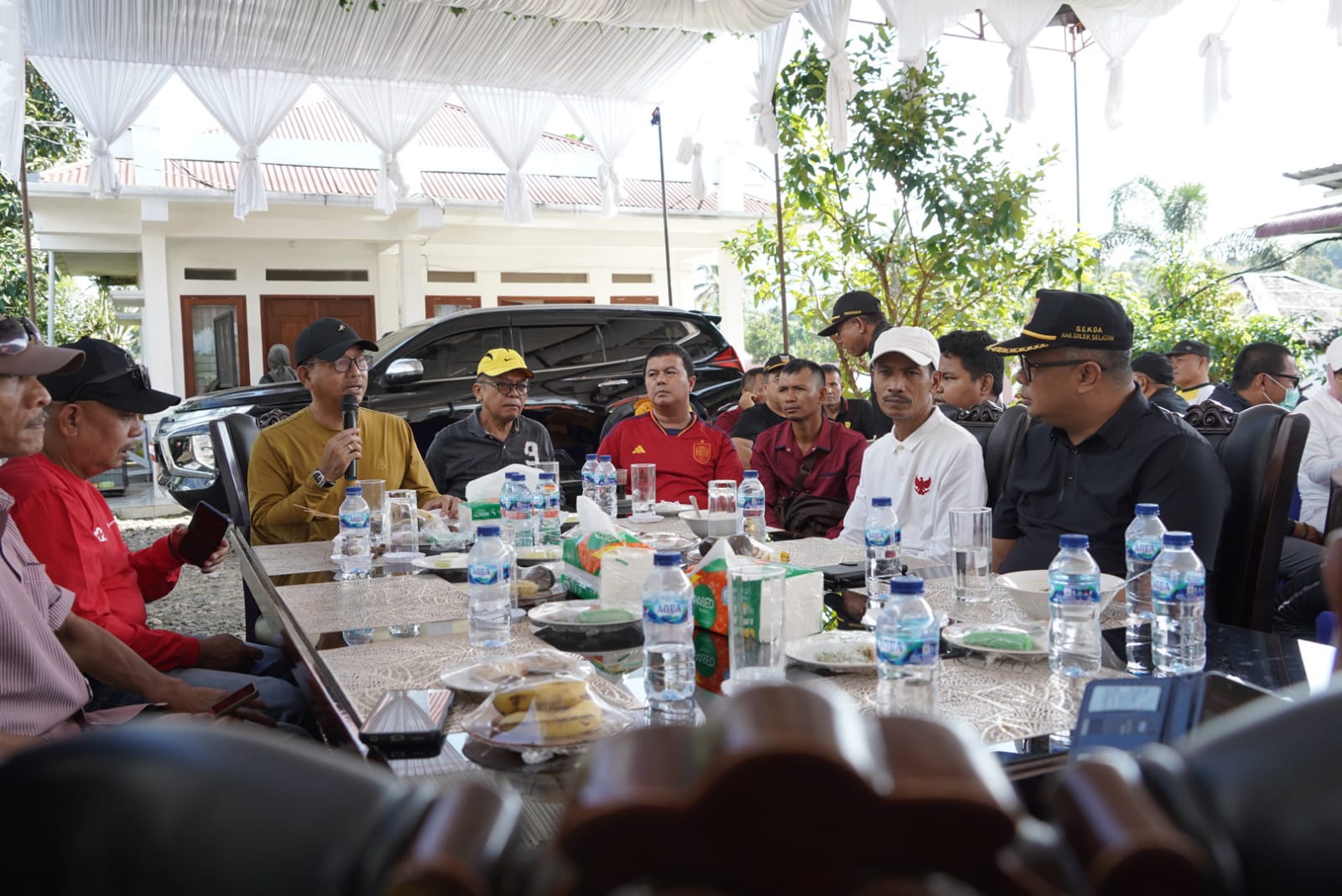 JADI PERHATIAN: Bupati Solok Selatan Khairunas saat temu ramah dengan awak media, kemarin. Seluruh aspirasi juga ditampung termasuk penganggaran kegiatan publikasi.(VINO KOMINFO UNTUK PADEK)