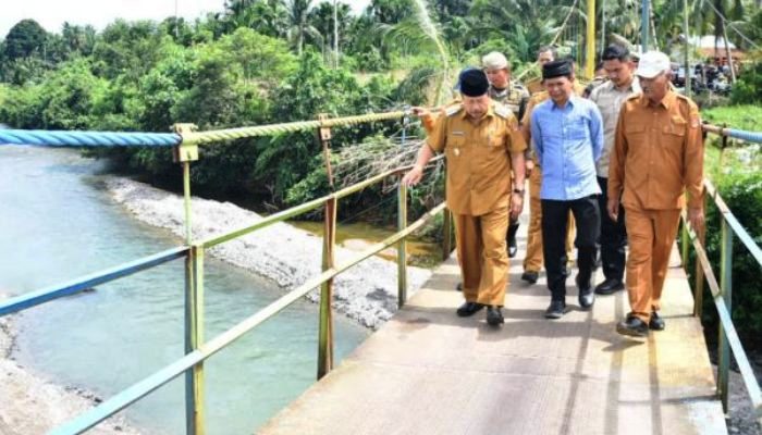 Akhir 2024 ini jembatan gantung di Dusun Simaruok, Jorong II, Nagari Garagahan, yang dilalui Bupati Agam ini menjadi jembatan permanen.