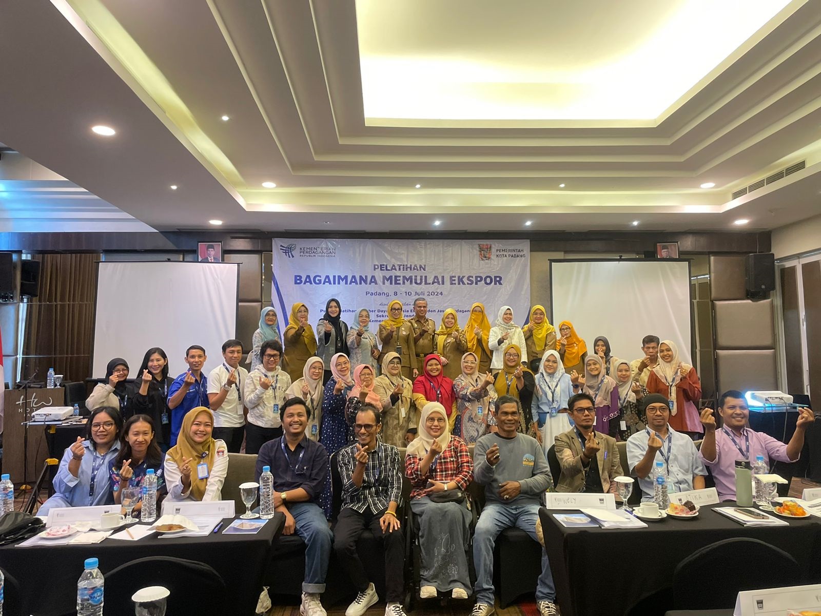 Peserta pelatihan berfoto bersama usai kegiatan di salah satu hotel di Padang, kemarin. (DOKUMEN PRIBADI)