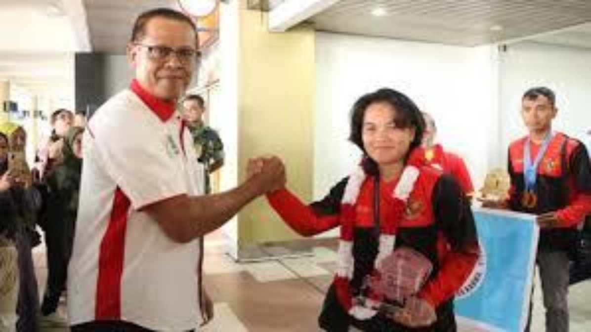 PRESTASI: Tim Paralayang Sumbar disambut di Bandara Internasional Minangkabau (BIM), Senin (15/7). (DOK KONI SUMBAR)