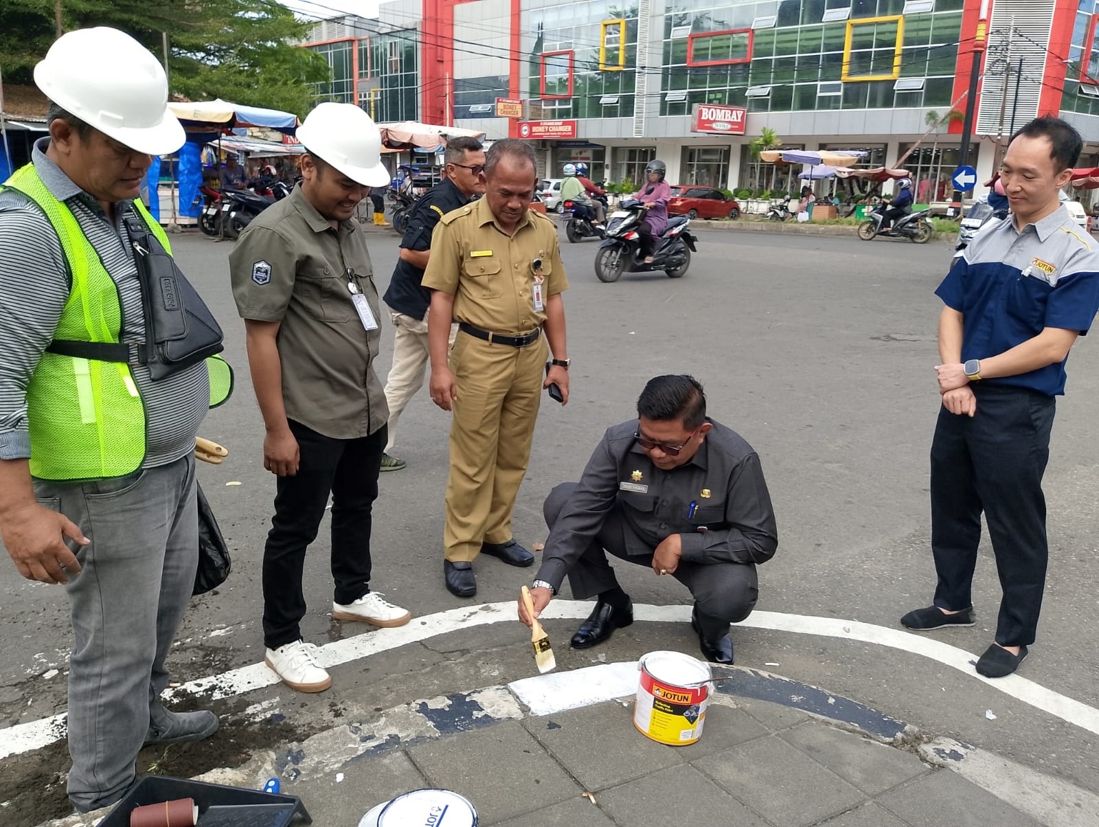 Pj Sekko Padang Yosefriawan secara simbolis melakukan pengecatan kanstin median jalan di depan kantor Balai Kota lama, Selasa (16/7). Pengecatan ini menandai dimulainya pengecetan gedung Balai Kota.