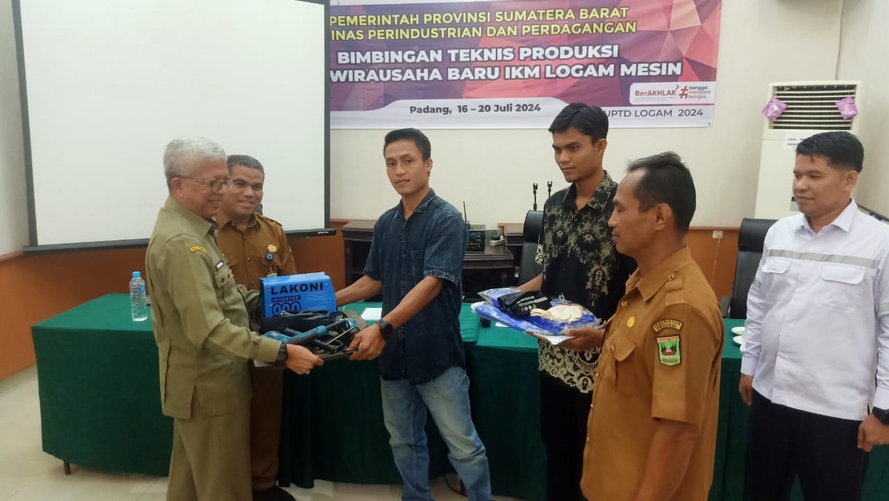 Kepala Disperindag Sumbar Novrial menyerahkan satu set peralatan las didampingi Kepala UPTD Logam Darman kepada salah seorang peserta, kemarin. (ZULKARNAINI/PADEK)