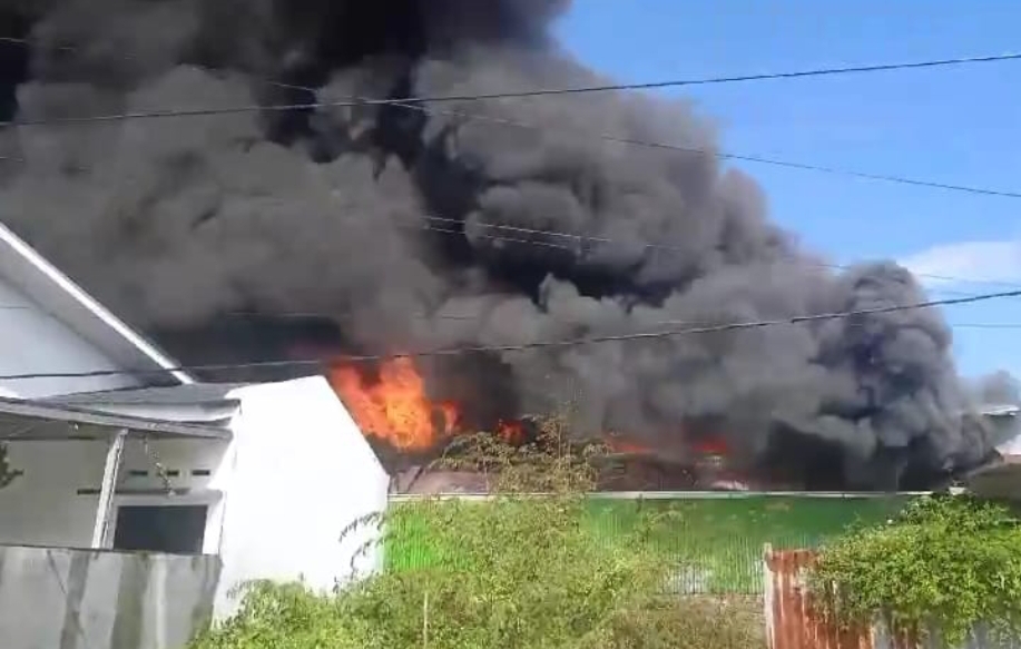 Kebakaran hebat melanda sebuah gudang springbed di Kelurahan Batang Kabung Ganting, Kecamatan Koto Tangah, Kota Padang. (Foto: Jefrimon)