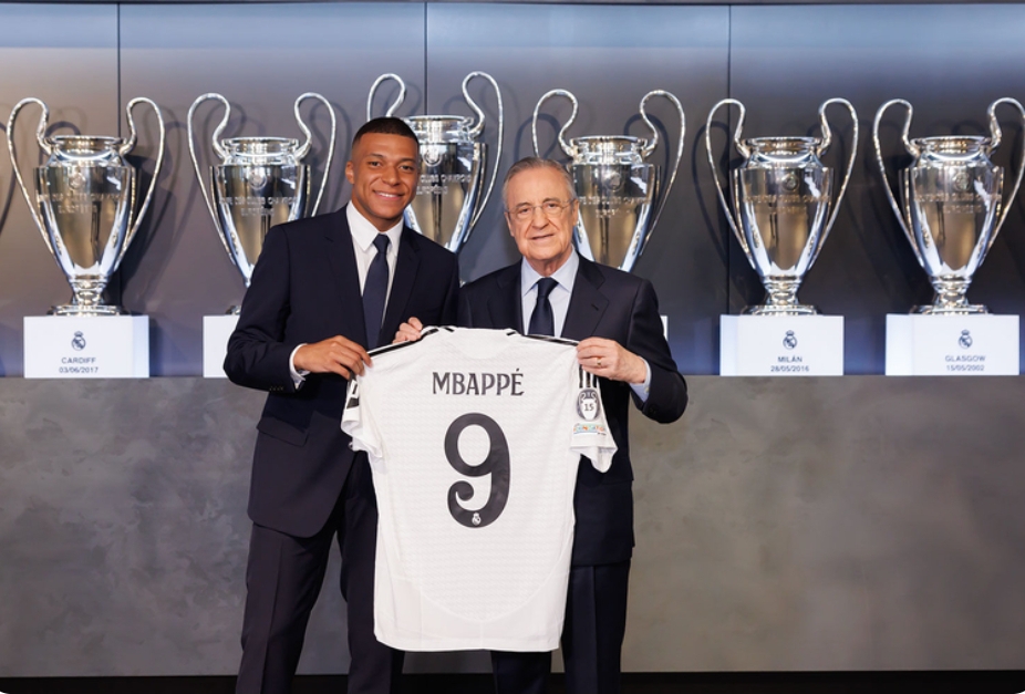 Kylian Mbappe bersama Presiden Real Madrid Florentino Perez usai menandatangani kontrak lima musim. (Foto: Real Madrid FC)