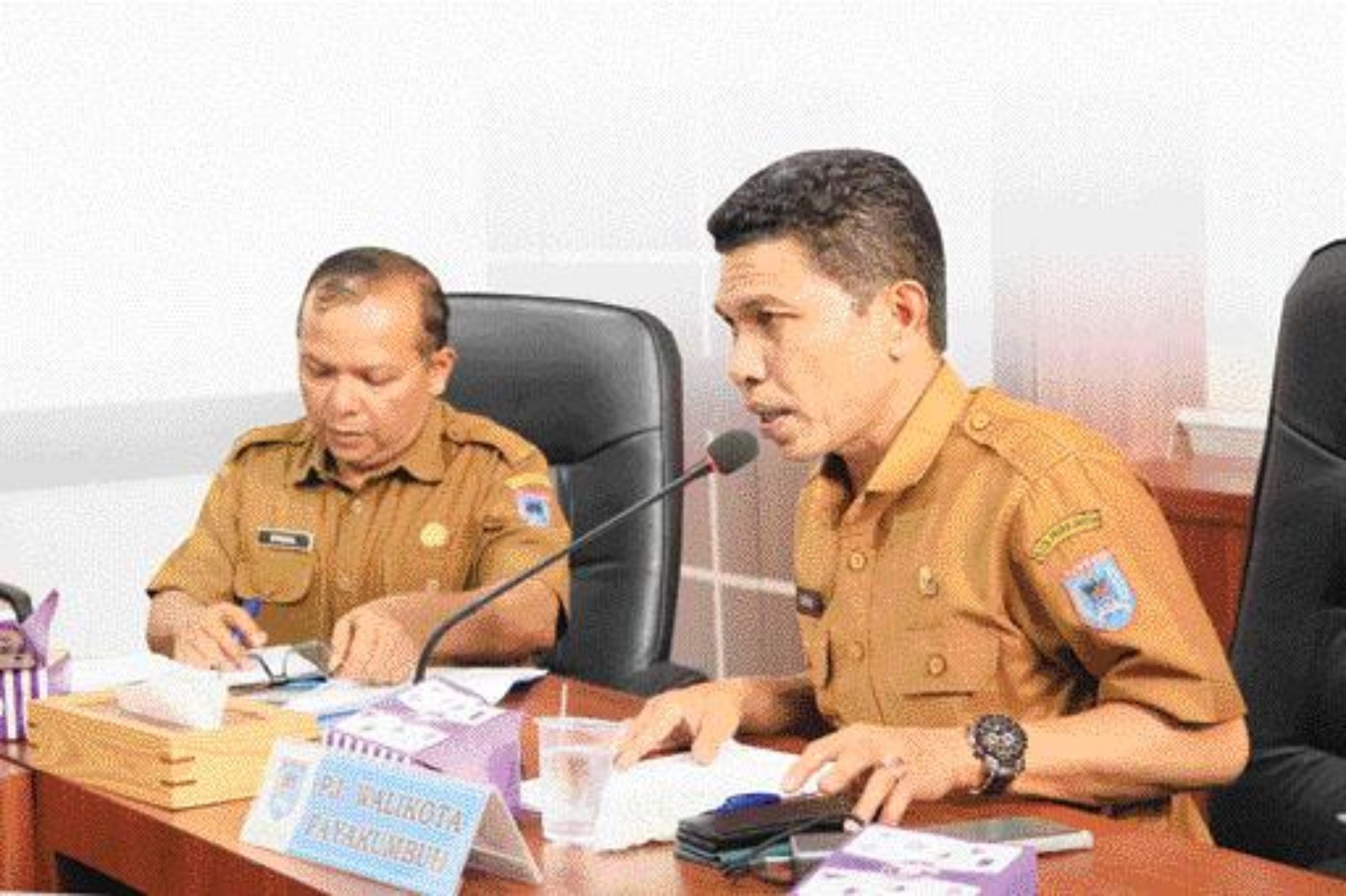 PERSIAPAN: Asisten 1 Pemko Payakumbuh, Dafrul Pasi bersama Kabag Kesra, Efrizal saat pematangan persiapan MTQ XLI Payakumbuh, kemarin.(PEMKO PAYAKUMBUH UNTUK PADEK)
