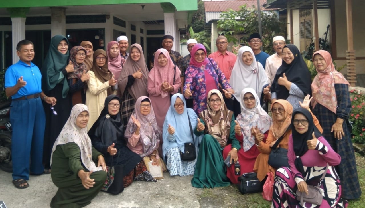 SILATURAHMI: Sejumlah guru UPTD SMP Negeri 1 Kecamatan Payakumbuh terlihat akrab.(TIM LAMAN GURU)