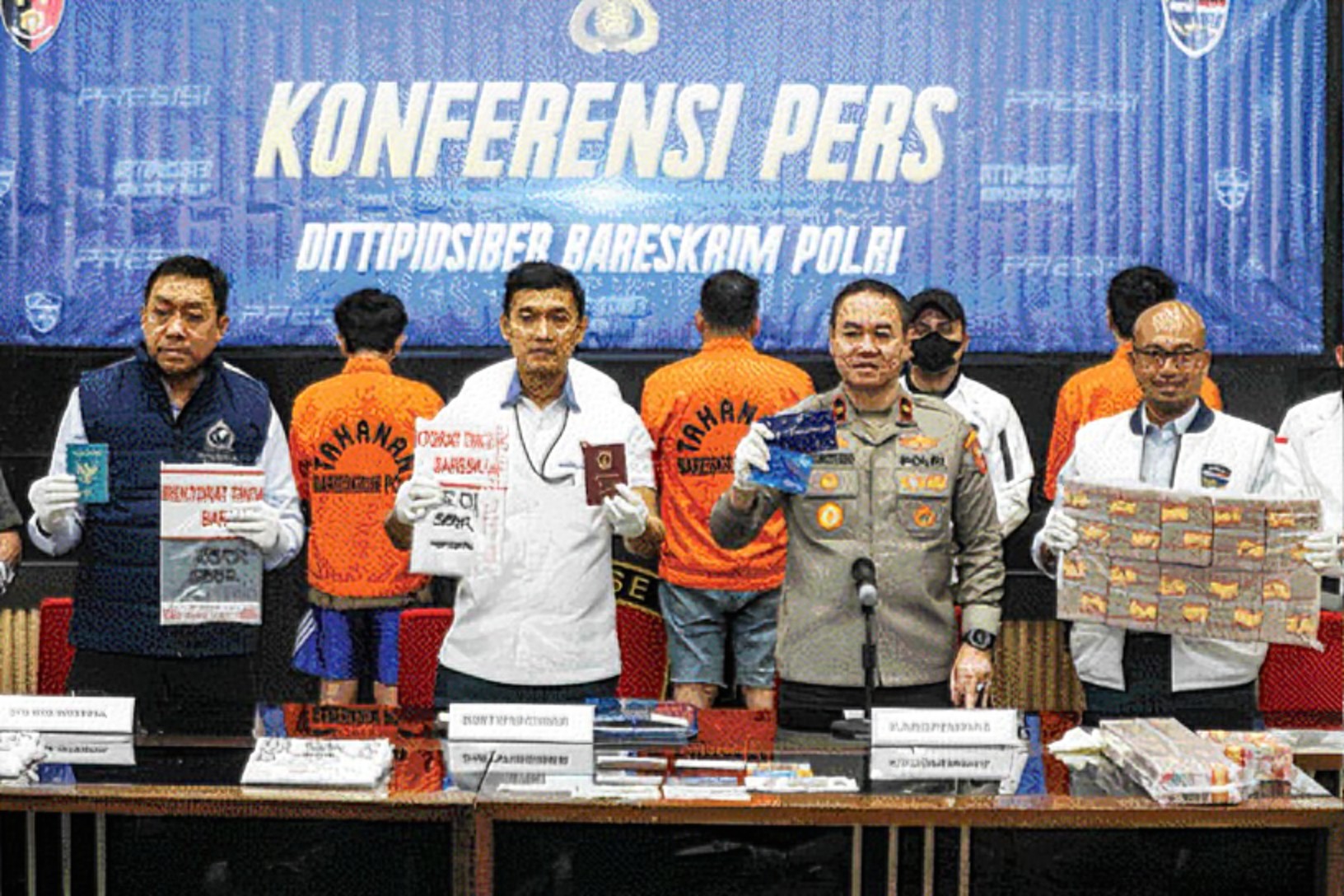 BONGKAR: Direktur Tindak Pidana Siber Bareskrim Polri Brigjen Pol Himawan Bayu Aji (kedua kiri) Sekretaris NCB-Interpol Indonesia Divhubinter Polri Brigjen Pol Untung Widyatmoko (kiri).(SALMAN/JPG)