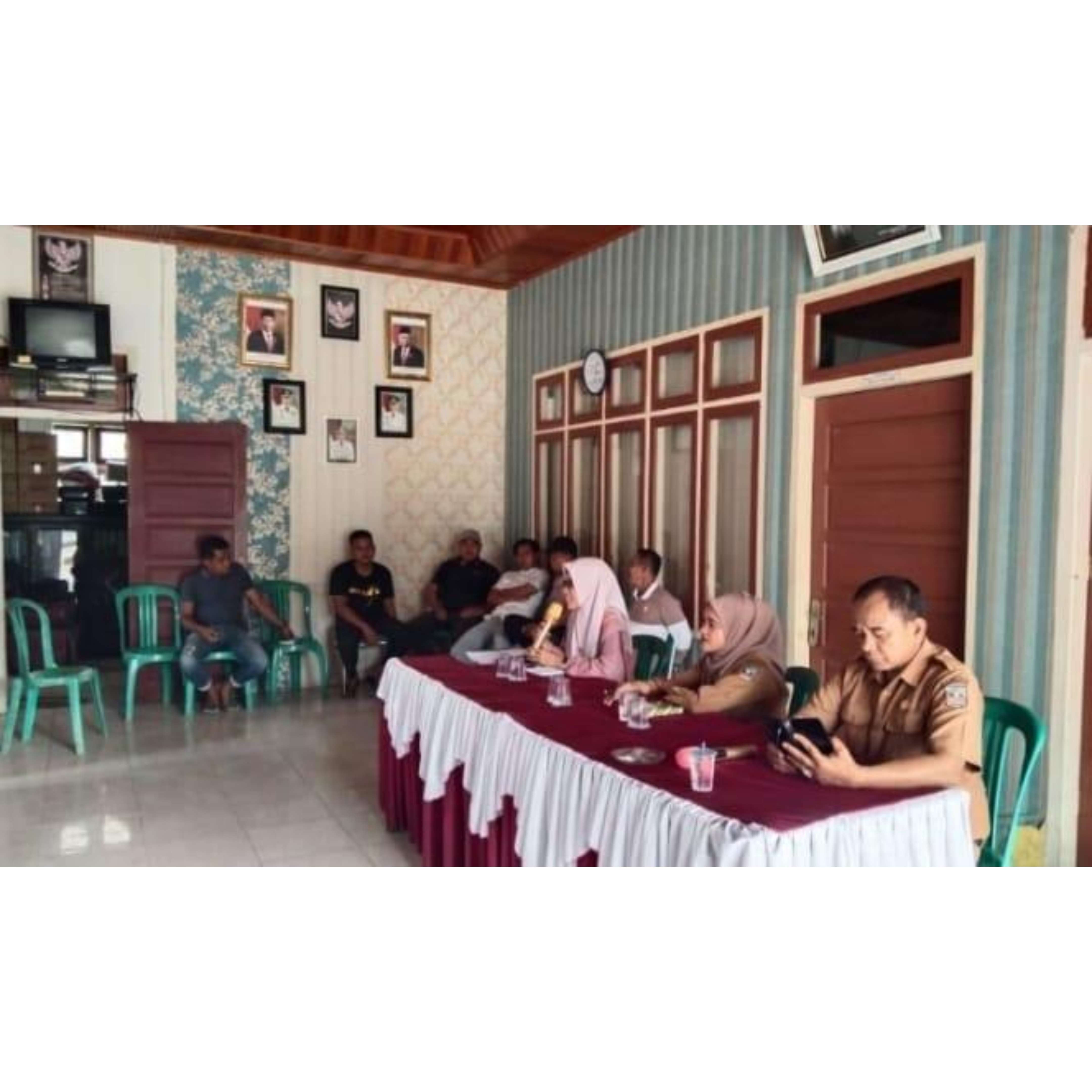 Disambut Antusias: Suasana pertemuan peserta KKN dengan perangkat nagari di Nagari Koto Nan Ampek Dibawuh, Kecamatan Sembilankoto, baru-baru ini (dok.pribadi)