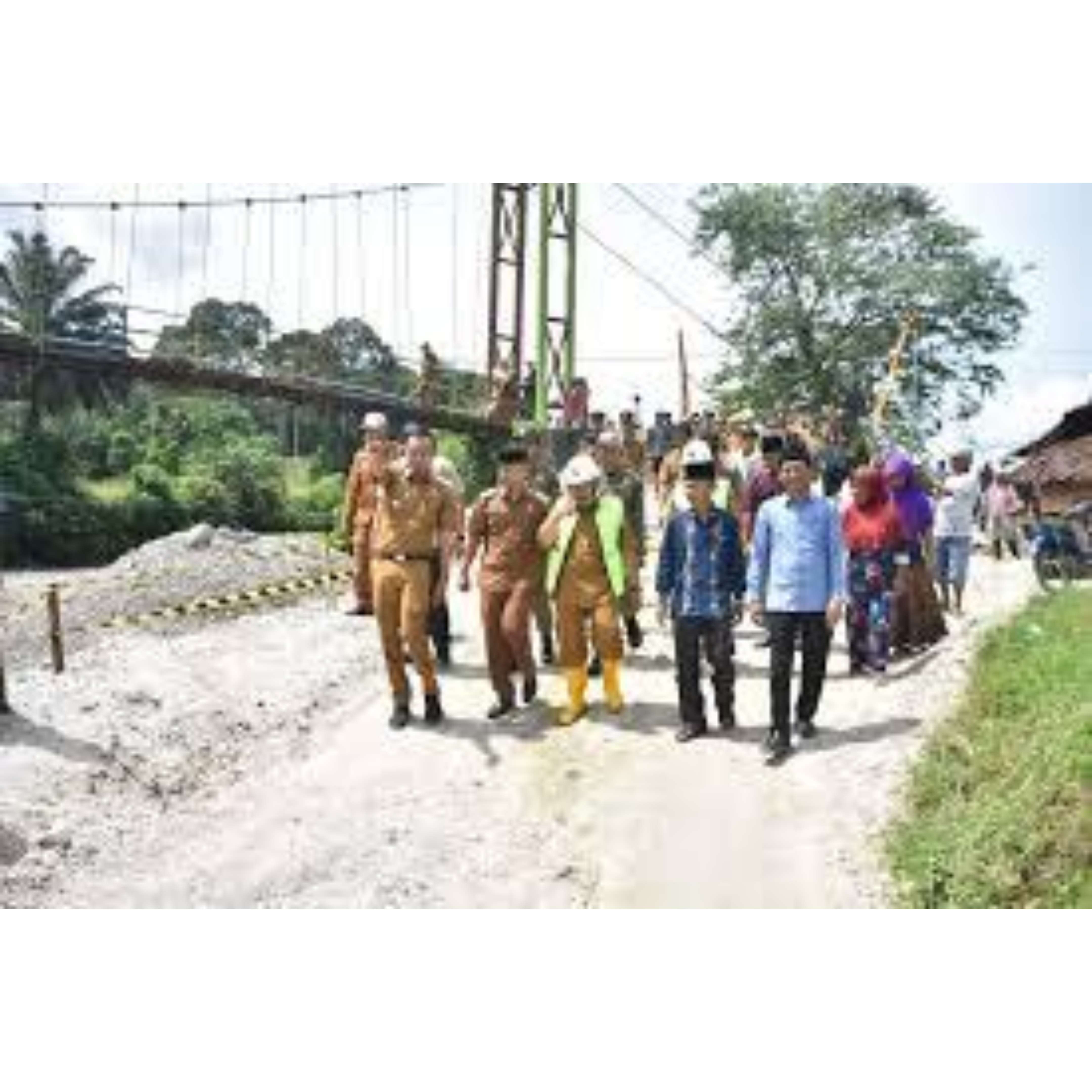 INFRASTRUKTUR: Bupati Agam Andri Warman bersama sejumlah pejabat daerah di sela prosesi peletakan batu pertama pembangunan jembatan Simaruok di Nagari Garagahan, pekan lalu.(PEMKAB AGAM FOR PADEK)