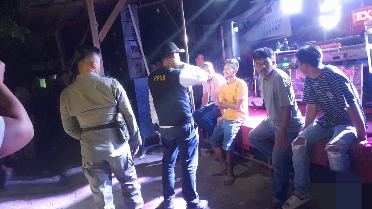 Personel Satpol PP Padang mendatangi lokasi acara yang menghidupkan live music terlalu keras hingga larut malam, Kamis (18/7). (SATPOL PP PADANG)