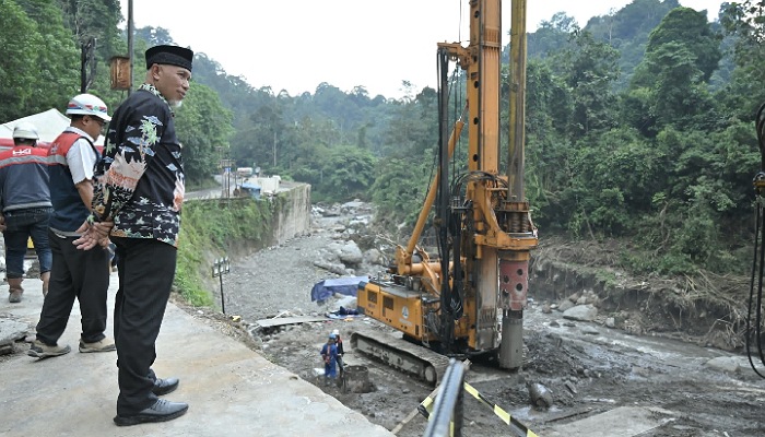 Gubernur Sumbar Mahyeldi bersama Kepala BPJN Sumbar Thabrani dan Dirlantas Polda Sumbar Kombes Dwi Nur Setiawan, melakukan uji coba pembukaan lalu lintas Jalan Padangpanjang-Sicincin ruas Lembah Anai.