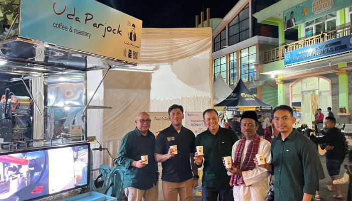 Kopi Uda Parjock, UMKM coffee shop, pengolah green bean dan roast bean coffee, serta bengkel mesin kopi ini dirintis sejak 2014 oleh John Aleksi dan 13 rekannya.