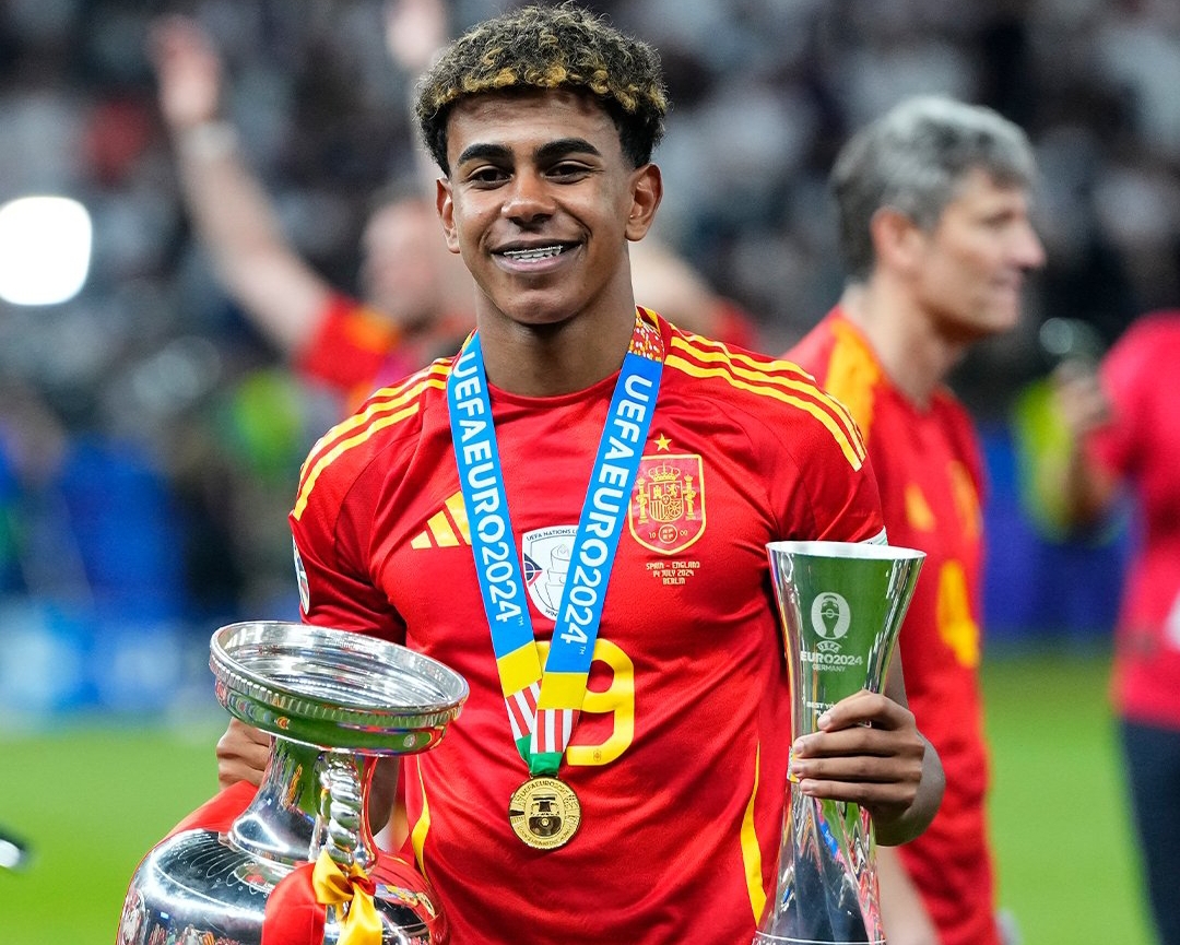 Selain menjuarai Euro 2024 bersama Spanyol, Lamine Yamal meraih penghargaan Pemain Muda Terbaik. (Foto: X @EURO2024)