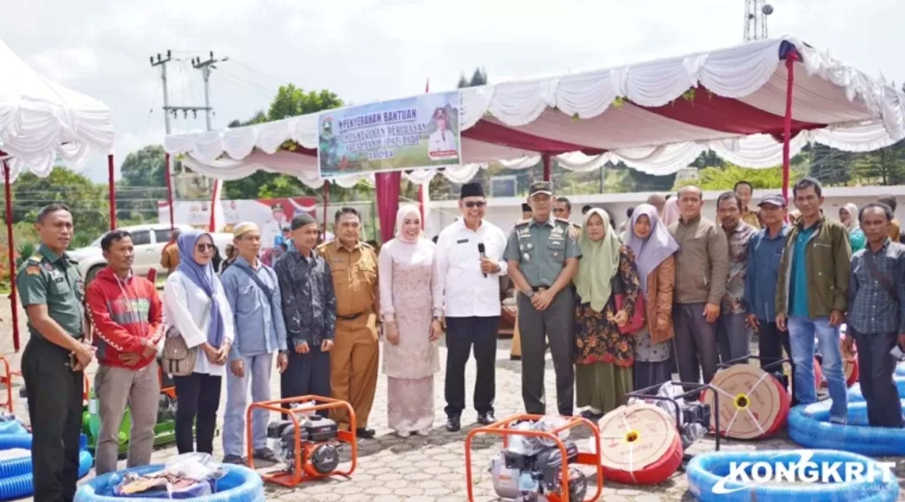 SEKTOR UNGGULAN: Bupati Solok Epyardi Asda dan jajaran bersama perwakilan Keltan penerima bantuan alsintan pompa air di Kantor Bupati Solok, Arosuka, Selasa (16/7).(PEMKAB SOLOK FOR PADEK)
