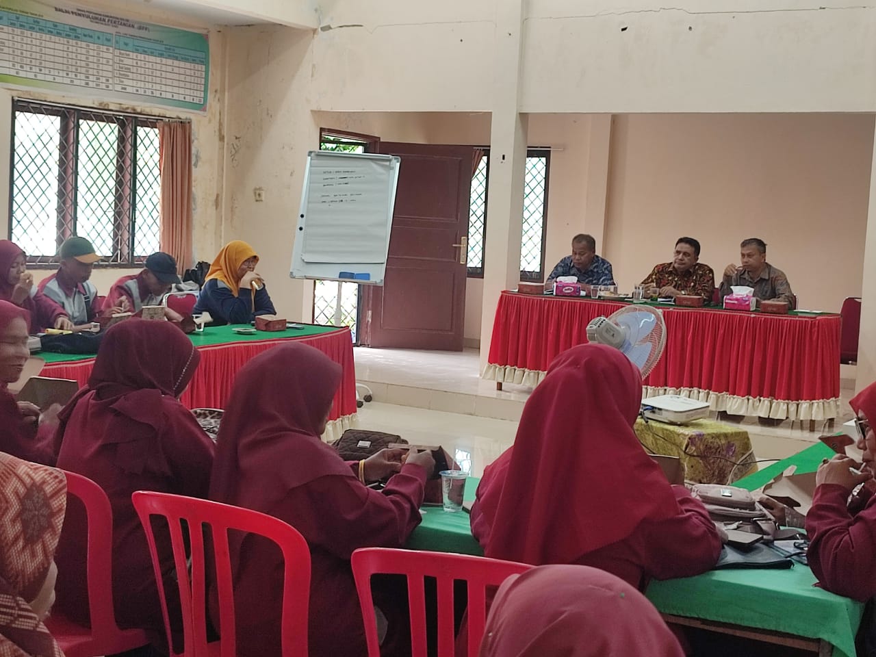 EDUKASI: Sejumlah petani saat mengikuti sekolah lapangan yang digelar Disperta Kabupaten Solok, Rabu (17/7).(DOK DISPERTA KABUPATEN SOLOK)