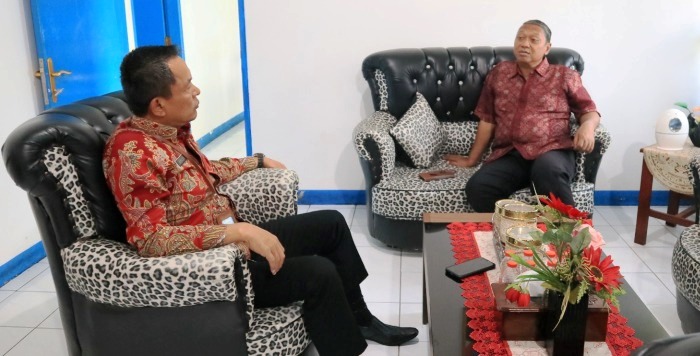 Kepala BNNK Solok AKBP Agus Wijanarko (kiri) saat koordinasi dengan Kepala BNNK Sawahlunto, Kamis (18/7/2024).