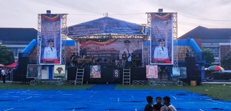 Panggung Kesenian Irama Minang (KIM) di GOR Rang Agam, Kecamatan Lubuk Basung, Jumat (19/7).