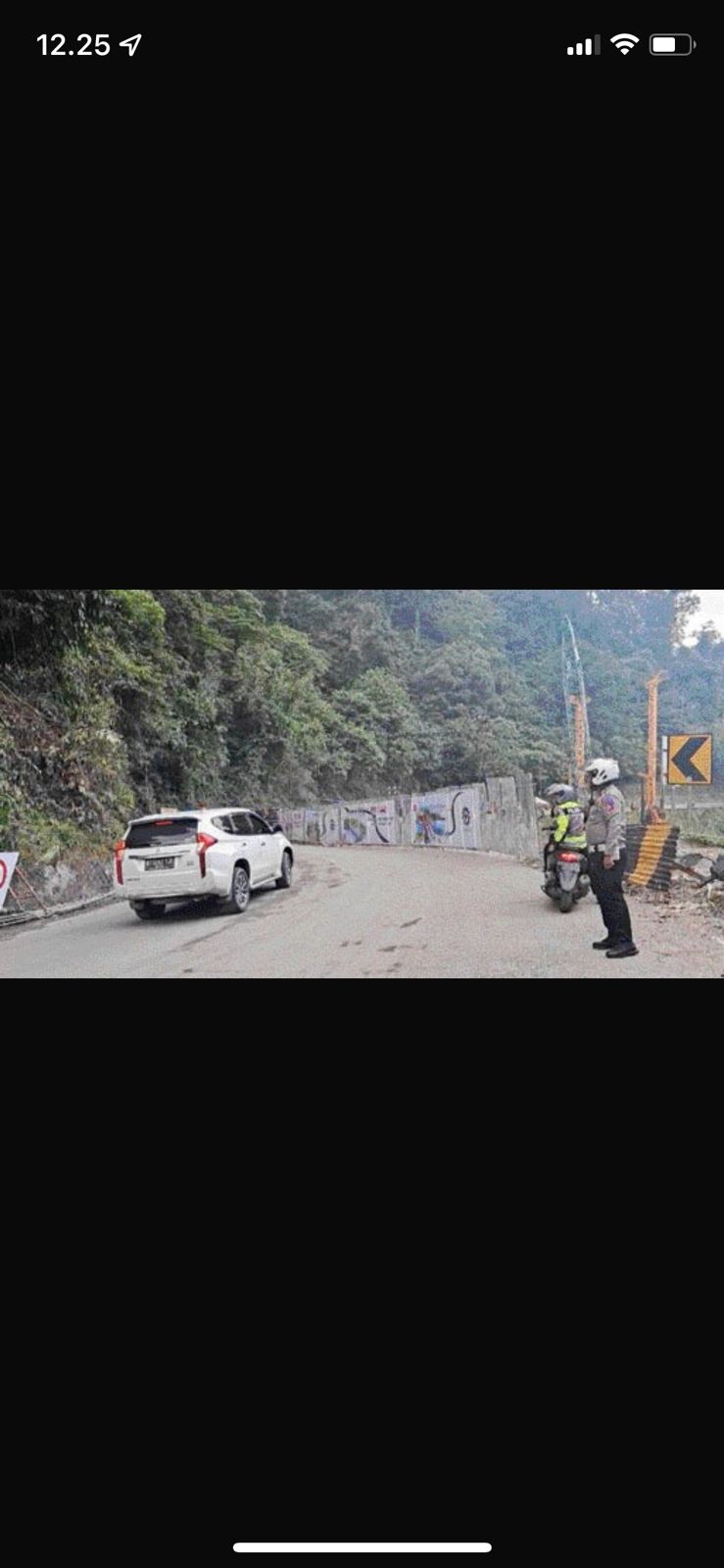 HARUS JALAN TERUS: Petugas kepolisian mengatur lalu lintas di jalan kawasan Lembah Anai kemarin (18/7).(DOKUMENTASI POLRES PADANGPANJANG).